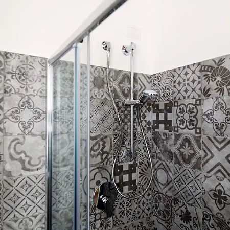 Spazio 77 - The House Of Travelers 4* Como