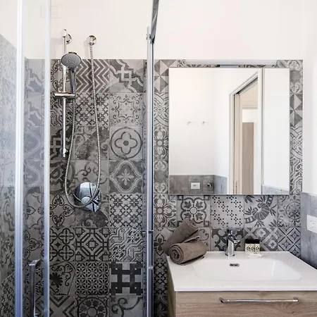 Spazio 77 - The House Of Travelers 게스트하우스 코모